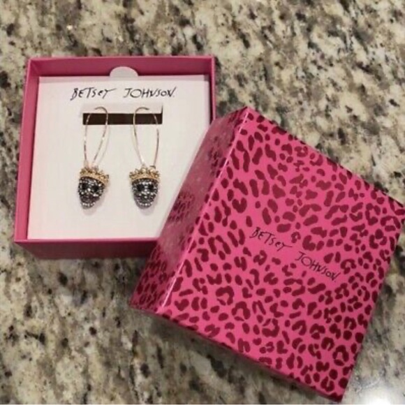 Betsey Johnson 🆕‘’Dark Shadows" Pave Sugar Skull Crystal Drop Earrings. - Picture 4 of 6